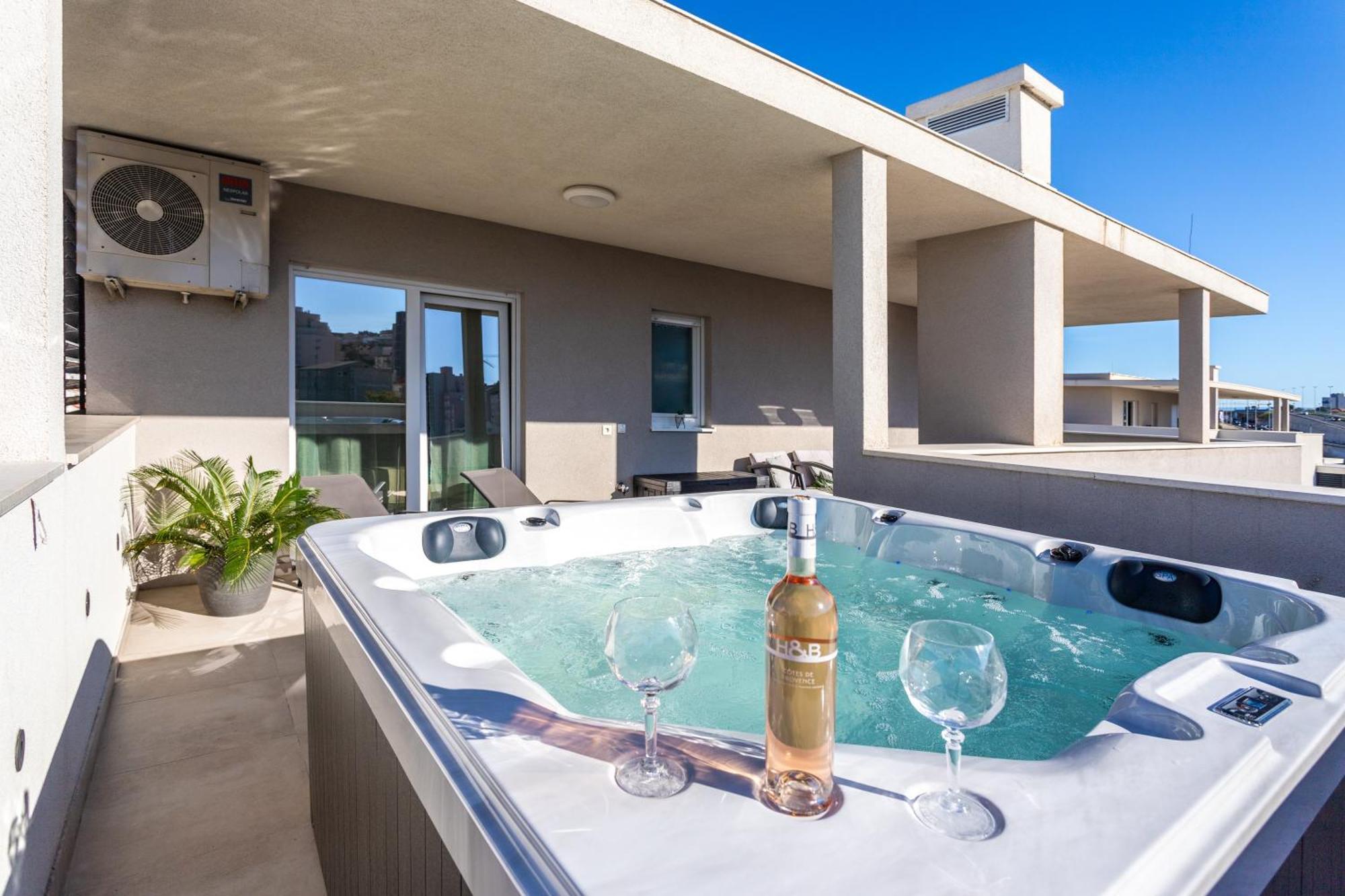 New Luxury 3-Bedroom Penthouse With Huge Terrace Split Eksteriør bilde