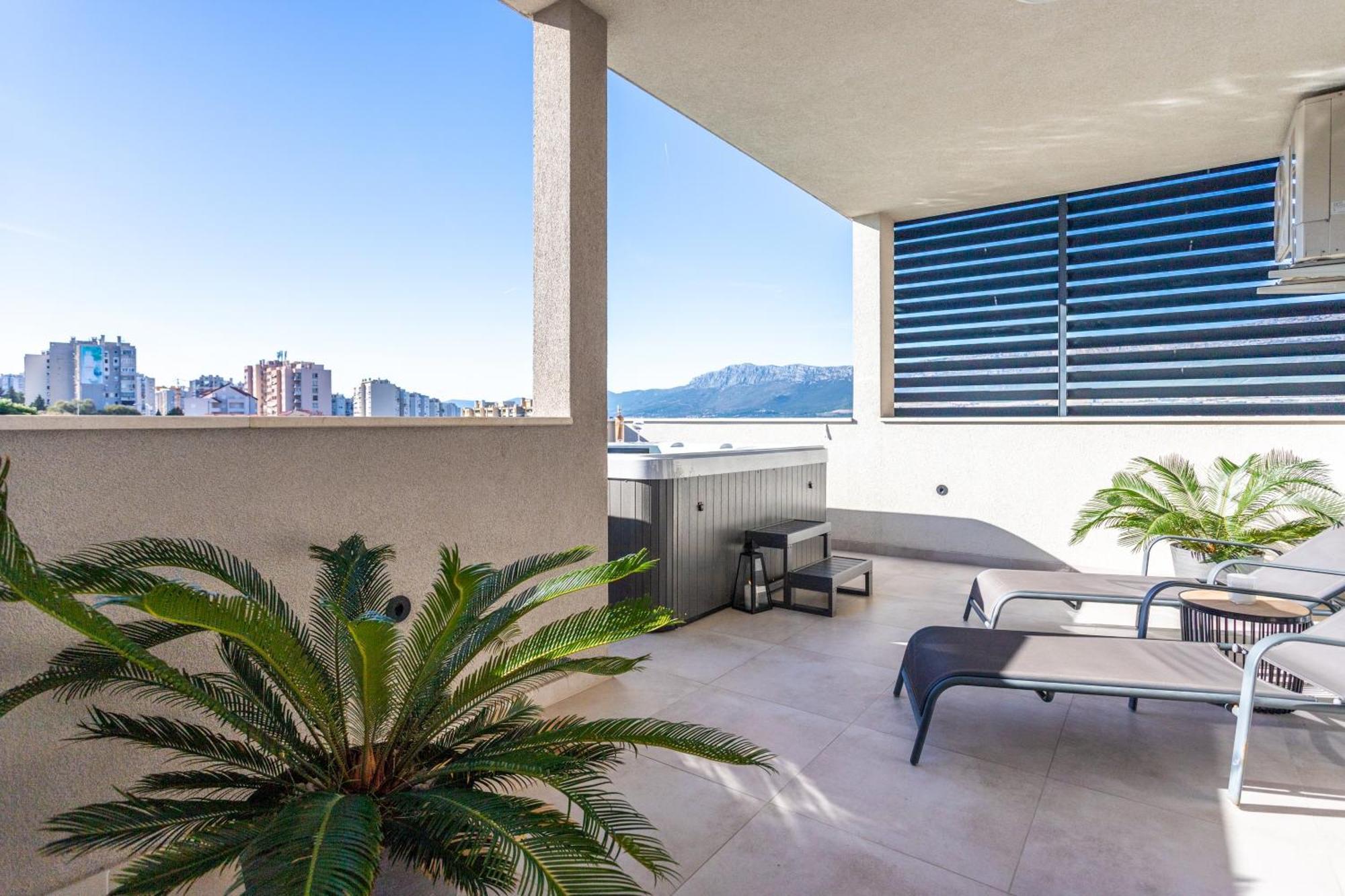 New Luxury 3-Bedroom Penthouse With Huge Terrace Split Eksteriør bilde